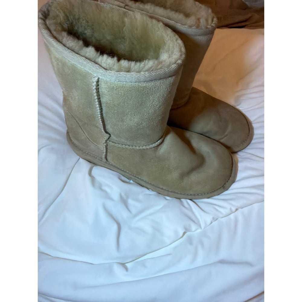 UGG Classic Short Suede Sheepskin Boots Sand Tan Womens Size 4